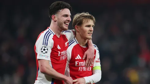 Declan Rice e Ødegaard em jogo do Arsenal. Meia inglês pode ir para o PSG. Foto: Alex Pantling/Getty Images