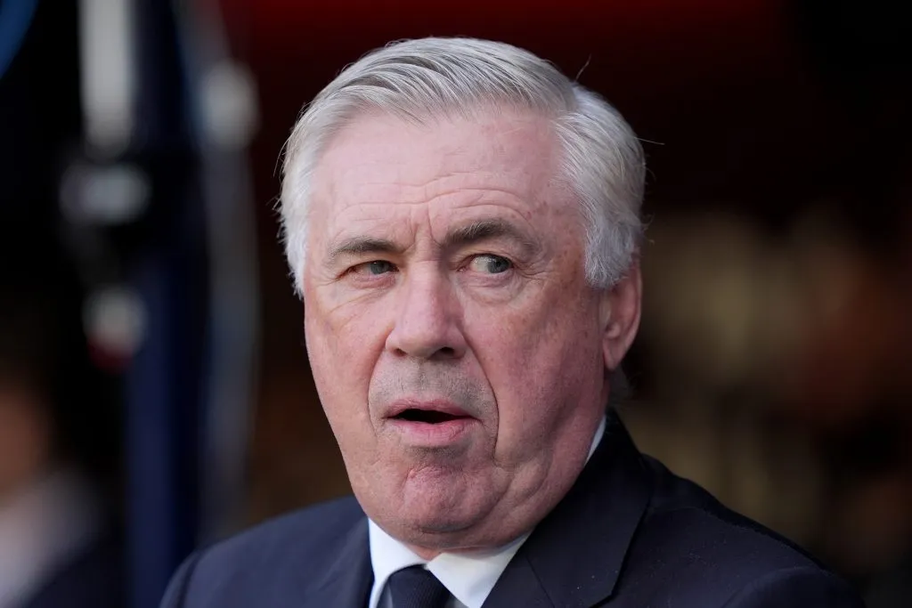 Ancelotti de terno e gravata