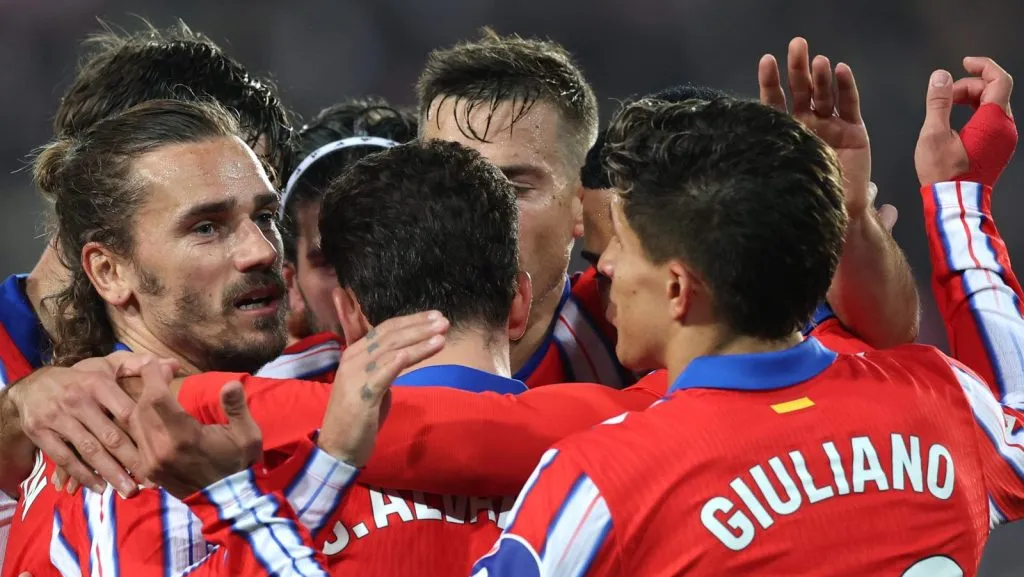 Julian Alvarez, do Atlético de Madrid, celebra o gol marcado por sua equipe com os companheiros durante a partida da La Liga entre Valencia CF e Atlético de Madrid no Estádio Mestalla em 22 de fevereiro de 2025, em Valência, Espanha. (Foto de Clive Brunskill/Getty Images)