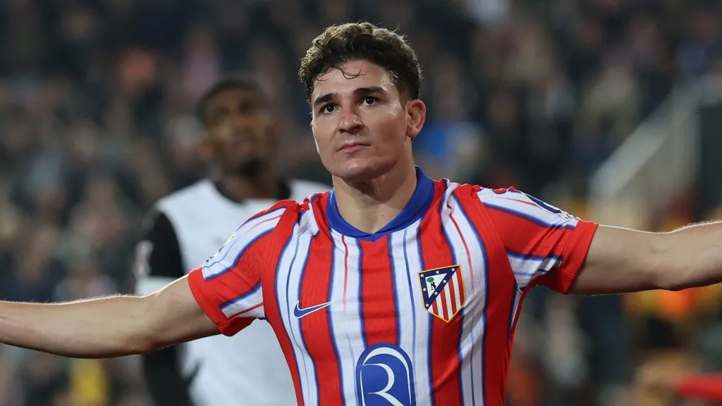 Julian Alvarez, do Atlético de Madrid, celebra o gol marcado por sua equipe durante a partida da La Liga entre Valencia CF e Atlético de Madrid no Estádio Mestalla em 22 de fevereiro de 2025, em Valência, Espanha. (Foto de Clive Brunskill/Getty Images)