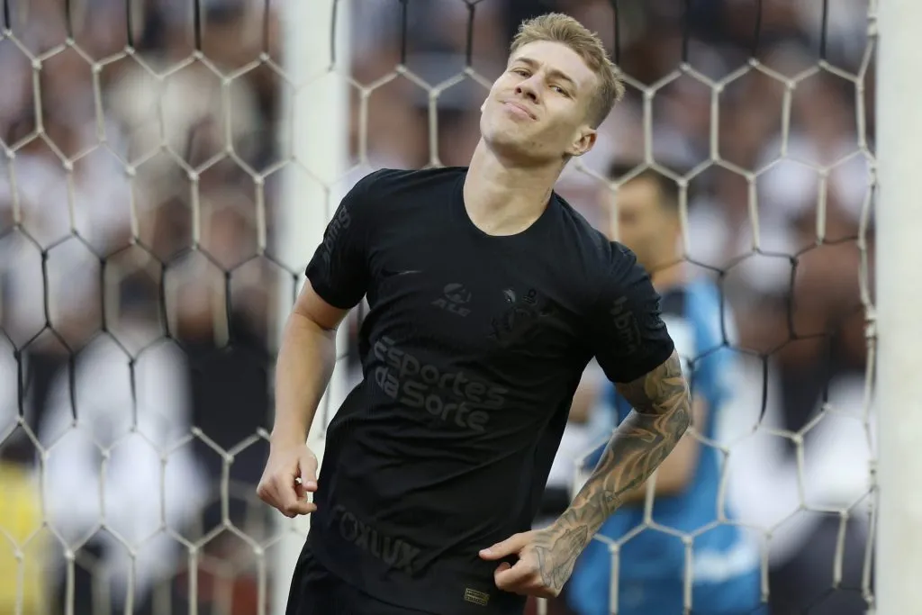 Charles em ação pelo Corinthians. (Photo by Miguel Schincariol/Getty Images)