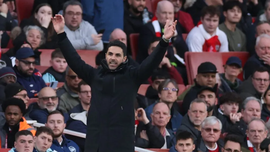 Mikel Arteta, treinador do Arsenal, reage durante a partida da Premier League entre Arsenal FC e West Ham United FC no Emirates Stadium, em 22 de fevereiro de 2025, em Londres, Inglaterra. (Foto de Warren Little/Getty Images)