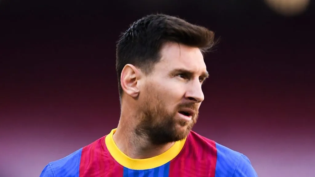 Lionel Messi, do FC Barcelona, observa durante a partida da La Liga Santander entre FC Barcelona e Atlético de Madrid no Camp Nou, em 8 de maio de 2021, em Barcelona, Espanha. (Foto de David Ramos/Getty Images)
