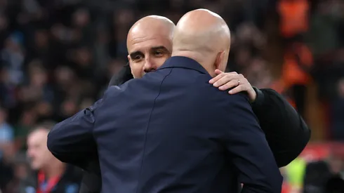 Treinadores Pep Guardiola e Arne Slot juntos
