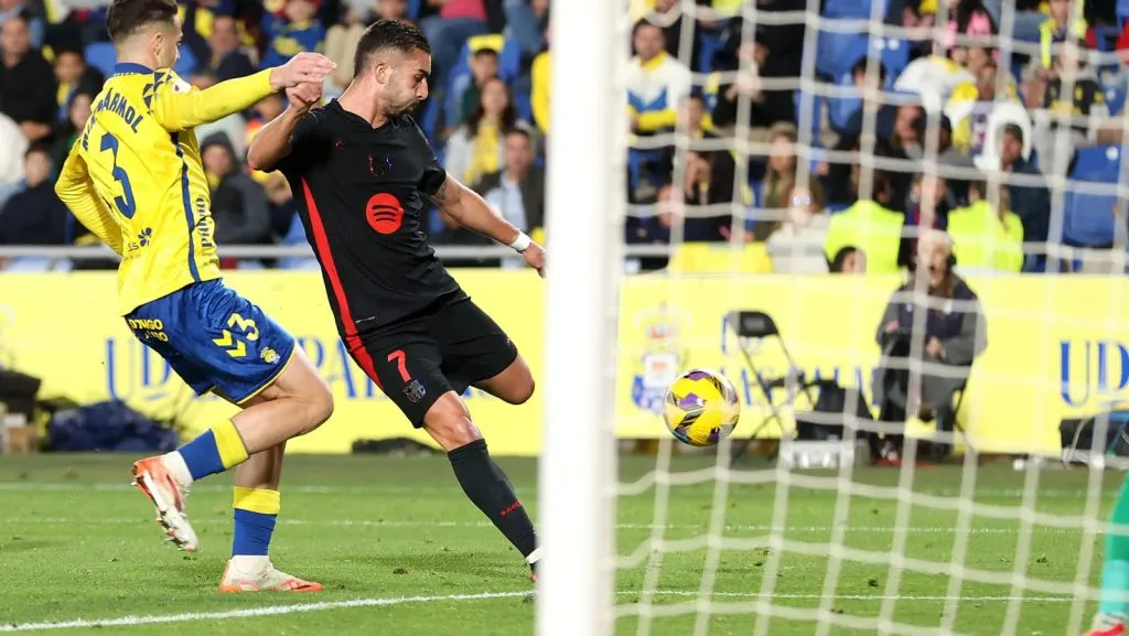 Ferran Torres, do FC Barcelona, marca o segundo gol de sua equipe contra Jasper Cillessen, do UD Las Palmas, durante a partida da LaLiga entre UD Las Palmas e FC Barcelona no Estádio Gran Canaria, em Las Palmas, na Espanha, no dia 22 de fevereiro de 2025. (Foto de Florencia Tan Jun/Getty Images)
