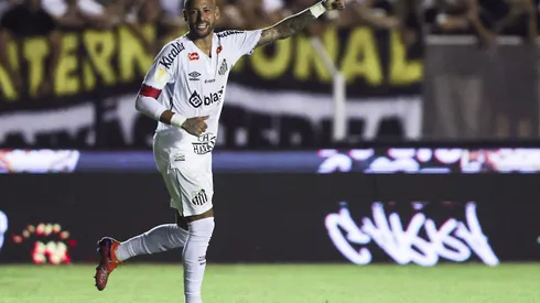 Neymar se destaca pelo Santos (Photo by Alexandre Schneider/Getty Images)