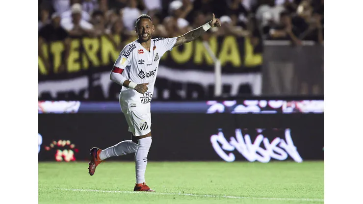 Neymar se destaca pelo Santos (Photo by Alexandre Schneider/Getty Images)