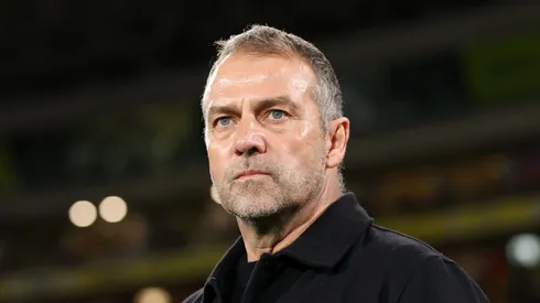 Hansi Flick toma decisões no Barcelona.