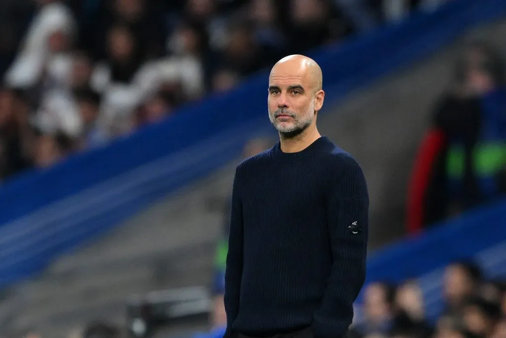 Guardiola de casaco preto