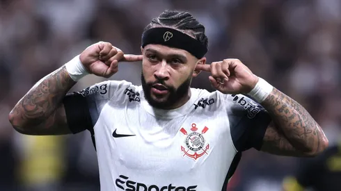 Memphis comemora gol marcado com a camisa do Corinthians. Foto: Marcello Zambrana/AGIF