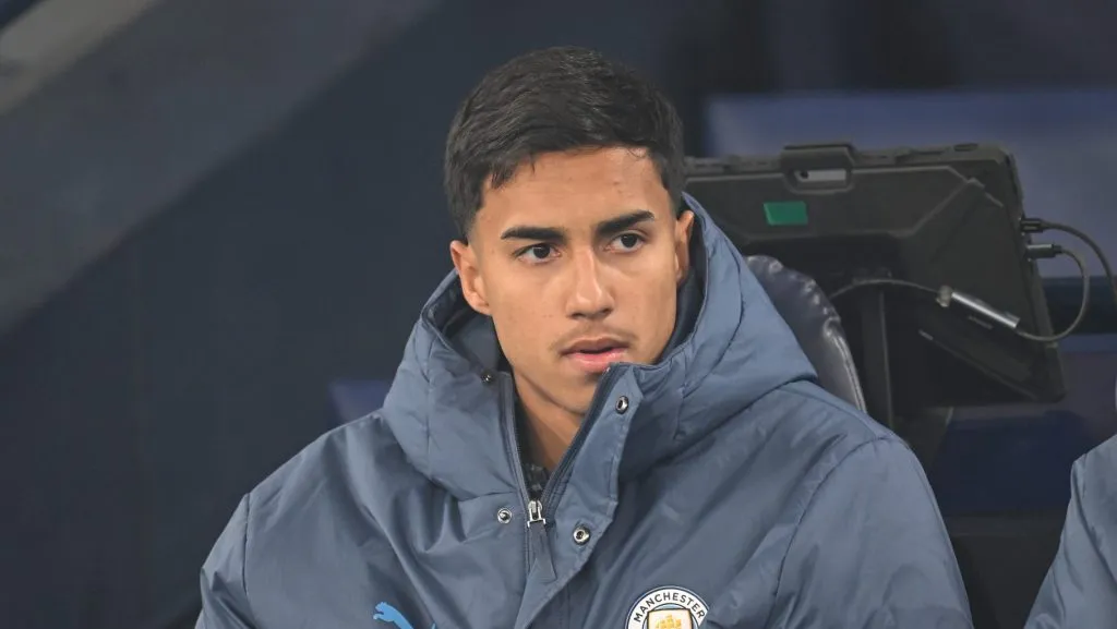 Vitor Reis no banco de reservas do Man City