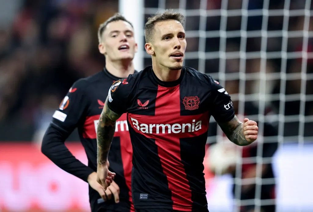 Grimaldo é um dos destaques do Bayer Leverkusen (Photo by Christof Koepsel/Getty Images)