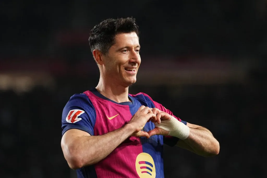 Robert Lewandowski recebe 33 milhões de euros por ano no Barcelona e é um jogador de extrema importância na equipe (Photo by Alex Caparros/Getty Images)