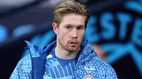 Kevin De Bruyne, meio-campista do Manchester City, pode sair. Ele aguarda uma decisão do clube se vai ficar, ou assinar com outro time. (Photo by Jan Kruger/Getty Images)