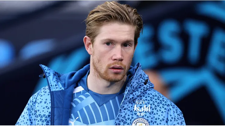 Kevin De Bruyne, meio-campista do Manchester City, pode sair. Ele aguarda uma decisão do clube se vai ficar, ou assinar com outro time. (Photo by Jan Kruger/Getty Images)
