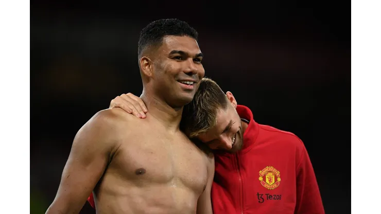 Casemiro e Mason Mount juntos em jogo do Manchester United. Foto: Gareth Copley
