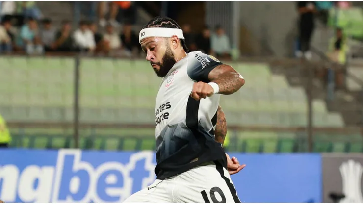 Memphis Depay pelo Corinthians em partida da Libertadores. Foto: Associated Press / Alamy Stock Photo