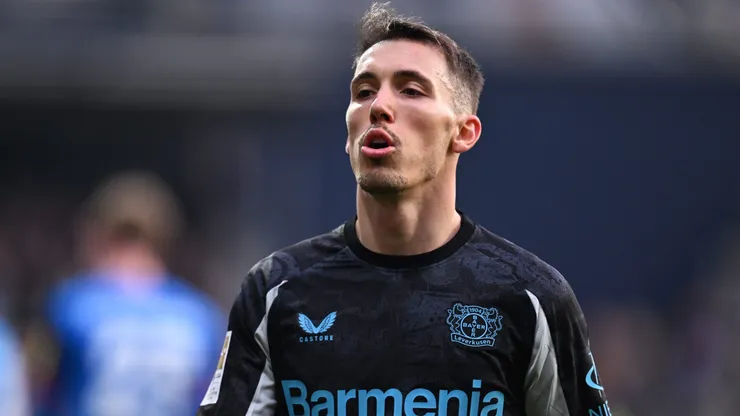 Alejandro Grimaldo, do Bayer Leverkusen, está na mira do Bayern de Munique. Foto: Oliver Hardt