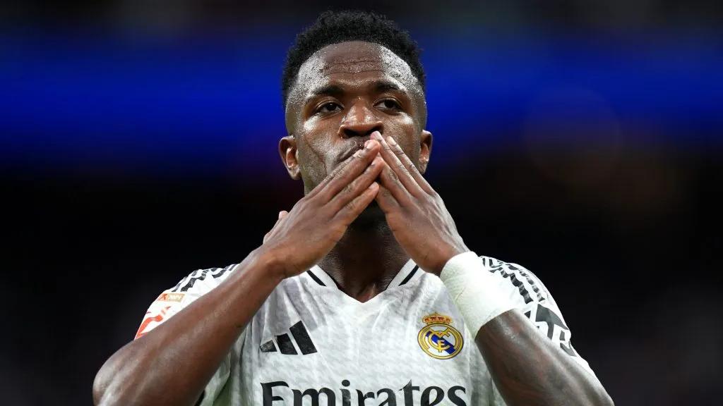 Vinicius Júnior, de camisa branca, com escudo do Real Madrid. (Photo by Angel Martinez/Getty Images)