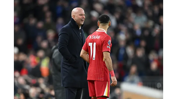 Arne Slot e Salah em campo pelo Liverpool (Photo by Gareth Copley/Getty Images)