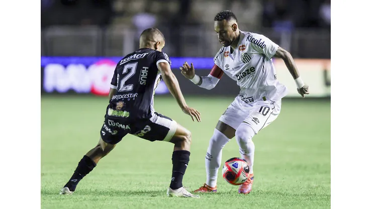 Neymar em campo pelo Santos (Photo by Alexandre Schneider/Getty Images)