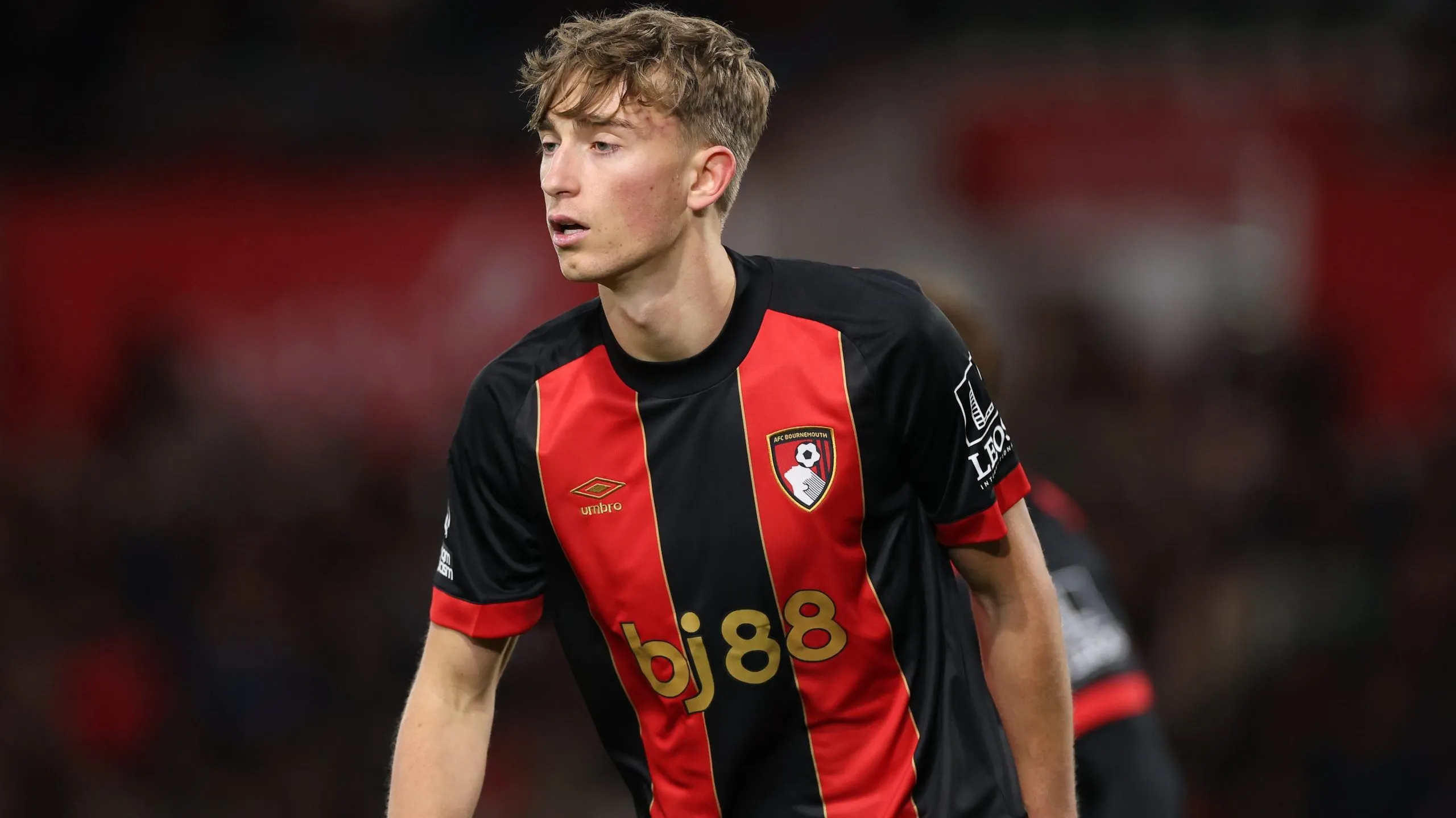  Dean Huijsen,  com a camisa preta e vermelha do AFC Bournemouth, alvo do Real Madrid 