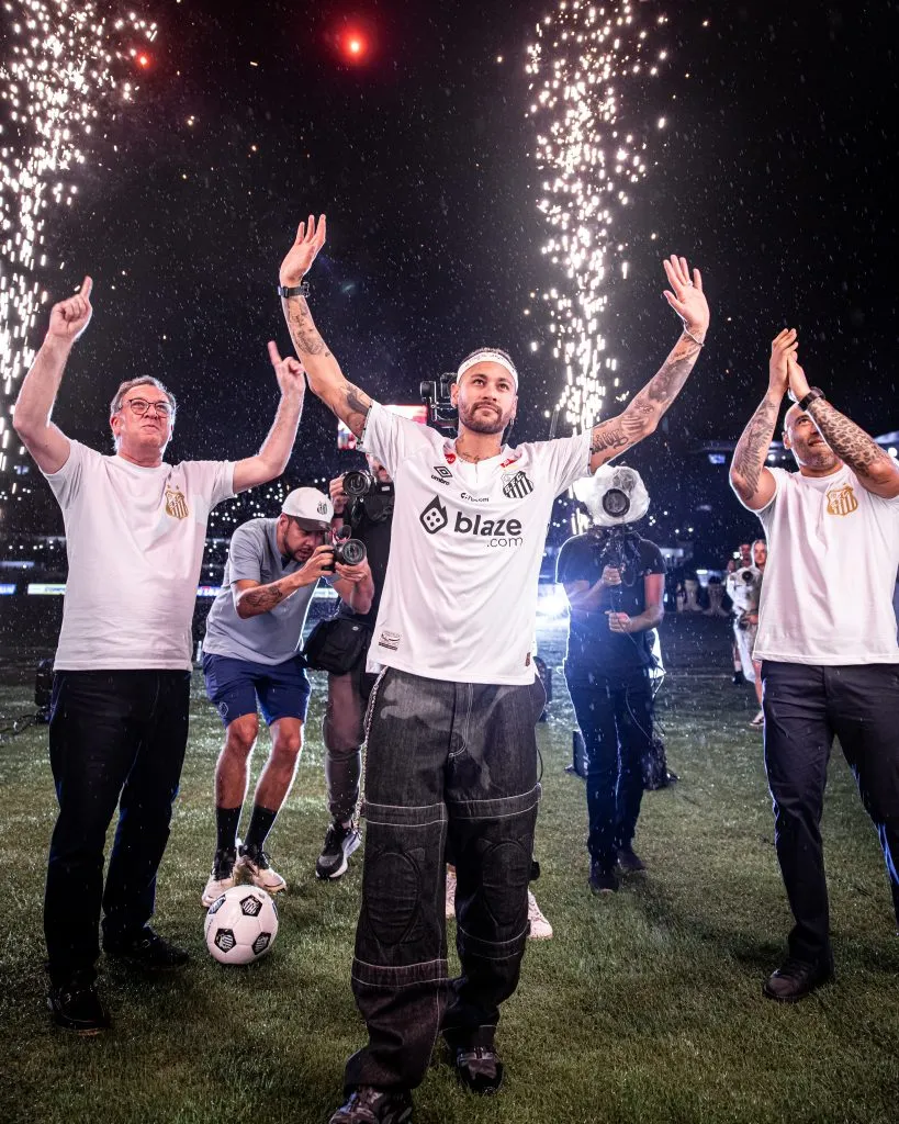 Santos espera que Neymar fique no clube pelo menos até a Copa do Mundo de 2026. Ele possui grande vontade de retornar a atuar com a camisa da Seleção Brasileira. Foto: Raul Baretta/ Santos FC.