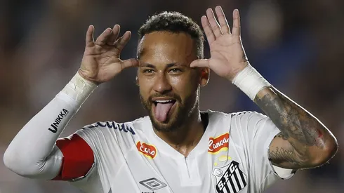 Neymar em ação pelo Santos. Presidente o quer por mais tempo e o craque vem sendo novamente alvo do Barcelona. (Photo by Miguel Schincariol/Getty Images)