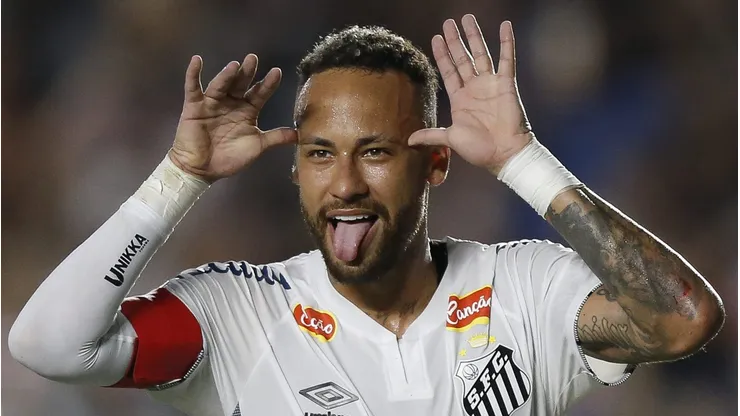 Neymar em ação pelo Santos. Presidente o quer por mais tempo e o craque vem sendo novamente alvo do Barcelona. (Photo by Miguel Schincariol/Getty Images)
