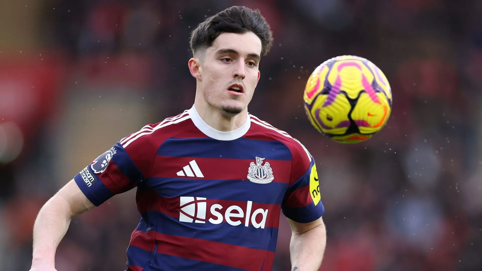 Tino Livramento em jogo do Newcastle. Foto: Ryan Pierse/Getty Images