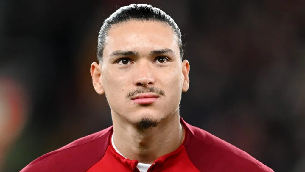 Darwin Núñez, do Liverpool, de camisa vermelha, em campo. (Photo by Michael Regan/Getty Images)