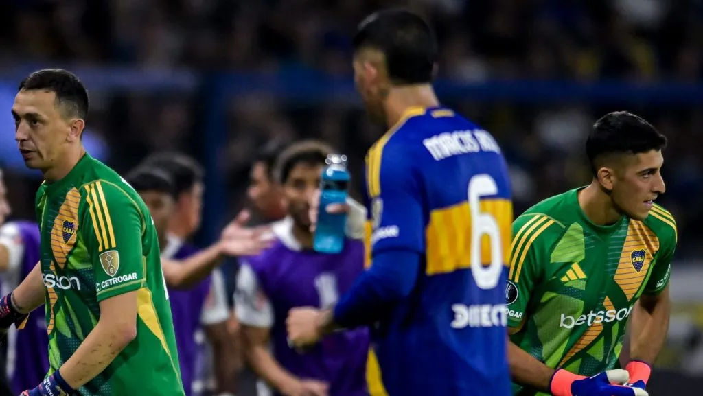 Leandro Brey (D), do Boca Juniors, entra em campo na substituição de Agustín Marchesín (E) durante uma partida da Copa CONMEBOL Libertadores 2025 entre Boca Juniors e Alianza Lima no Estadio Alberto J. Armando, em 25 de fevereiro de 2025, em Buenos Aires, Argentina. (Foto de Marcelo Endelli/Getty Images)