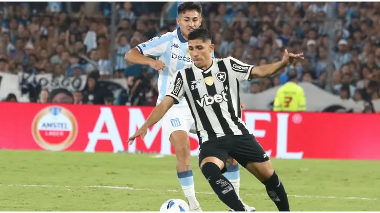 Savarino com a posse de bola em partida entre Racing e Botafogo. Foto: Néstor J. Beremblum / Alamy Stock Photo