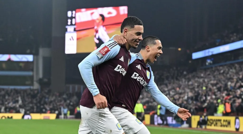 Morgan Rogers comemora gol marcado em partida diante do Tottenham. Foto: Sportimage Ltd&nbsp;/ Alamy&nbsp;Stock Photo