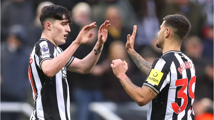 Tino Livramento e Bruno guimarães no NEWCASTLE. O primeiro é alvo do Manchester CIty (Photo by George Wood/Getty Images)