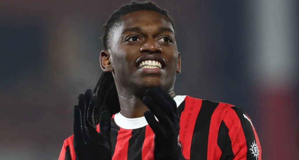 Rafael Leão, de camisa preta e vermelha, do Milan, alvo do Chelsea. (Photo by Marco Luzzani/Getty Images)