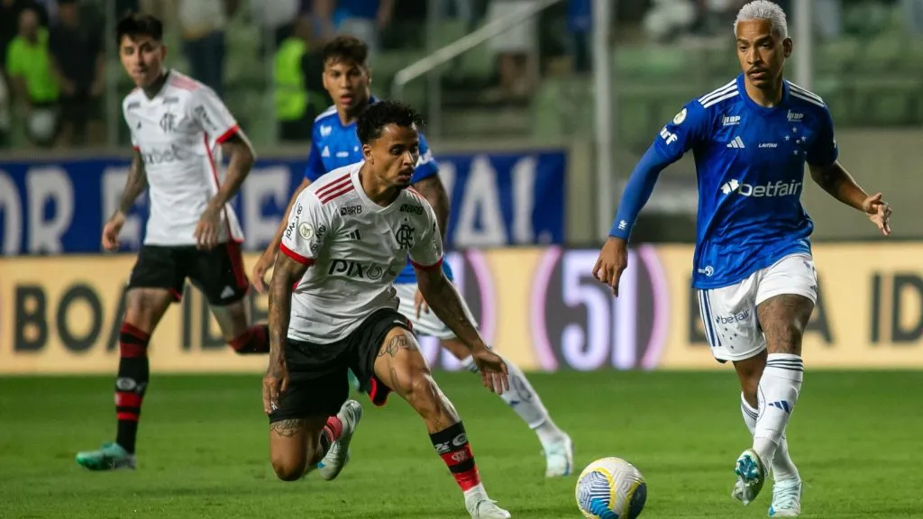 Matheus Pereira enfrentando o Flamengo. Foto: Fernando Moreno/AGIF