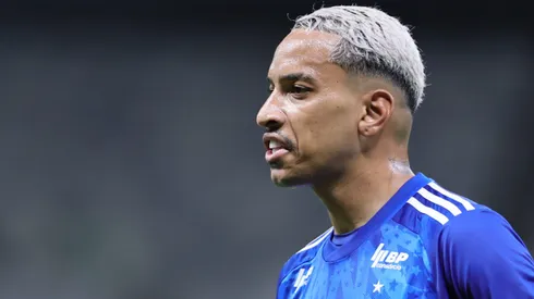 Matheus Pereira com a camisa do Cruzeiro. Jogador esteve próximo de jogar no Flamengo.