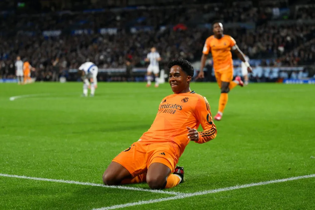 Endrick comemora gol ajoelhado