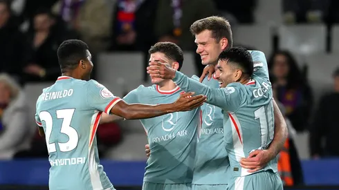 Alexander Sørloth, atacante do Atlético de Madrid, tem sido decisivo em momentos cruciais, como na semifinal da Copa del Rey contra o Barcelona, onde marcou o gol de empate nos minutos finais. (Foto de David Ramos/Getty Images)