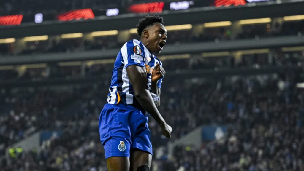 Samu Aghehowa, do FC Porto, comemora o segundo gol de sua equipe durante a partida da Fase de Liga da UEFA Europa League 2024/25 (MD6) entre FC Porto e FC Midtjylland, no Estádio do Dragão, em 12 de dezembro de 2024, em Porto, Portugal. (Foto de Octavio Passos/Getty Images)