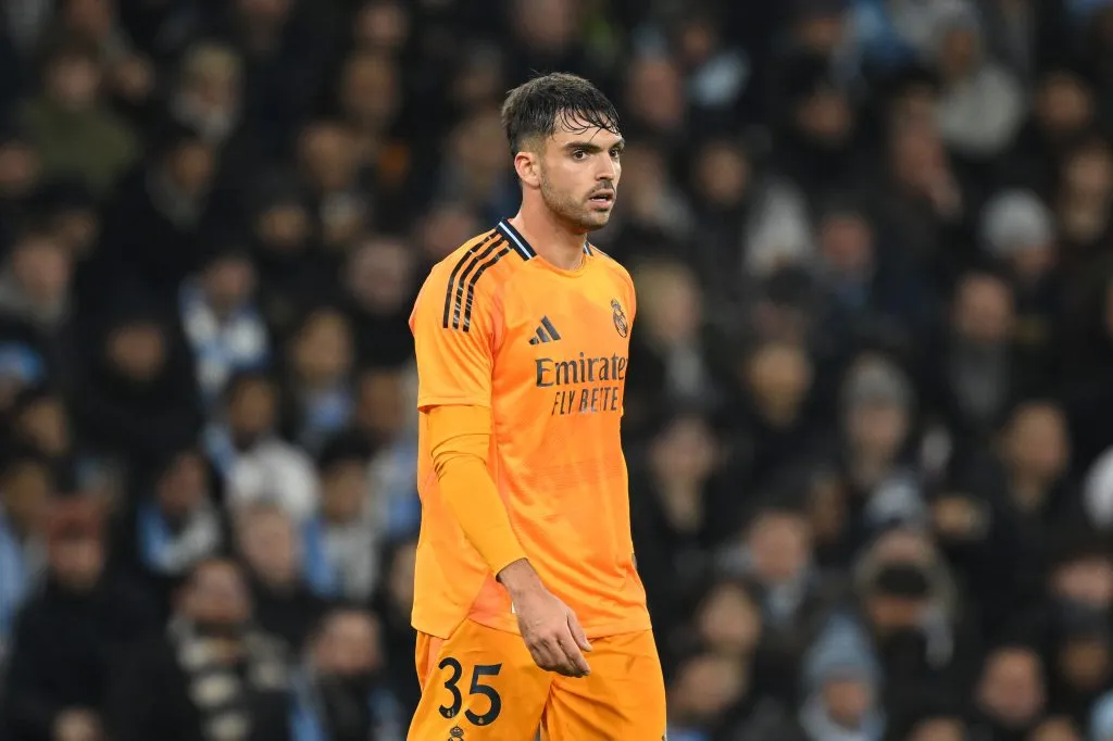 Raúl Asencio de camisa laranja pelo Real Madrid