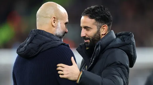 Ruben Amorim e Pep Guardiola em jogo entre Manchester United e Manchester City. Clubes disputam contratação de meio-campista. Foto: Carl Recine