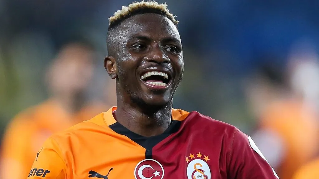 Victor Osimhen, com a camisa vinho e laranja, em campo, alvo do Manchester United. (Photo by Ahmad Mora/Getty Images)
