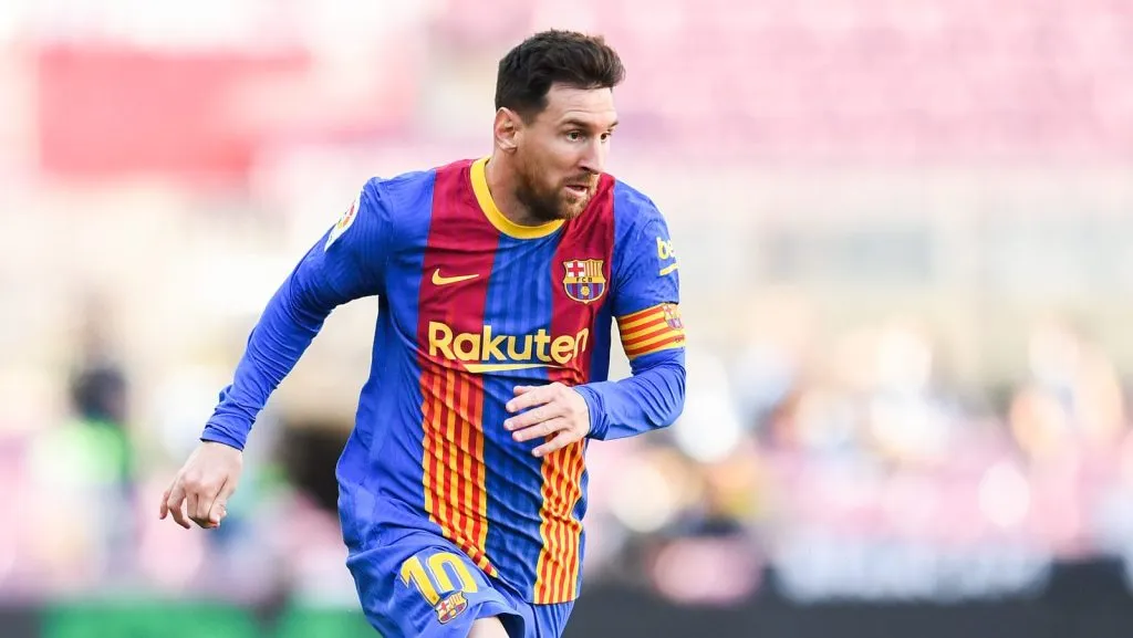 Lionel Messi, do FC Barcelona, corre com a bola durante a partida da La Liga Santander entre FC Barcelona e Atlético de Madrid no Camp Nou, em 8 de maio de 2021, em Barcelona, Espanha. Os estádios esportivos em toda a Espanha permanecem sob restrições rigorosas devido à pandemia de coronavírus, pois as leis de distanciamento social do governo proíbem a presença de torcedores nos locais, resultando em jogos sendo disputados com portões fechados. (Foto de David Ramos/Getty Images)
