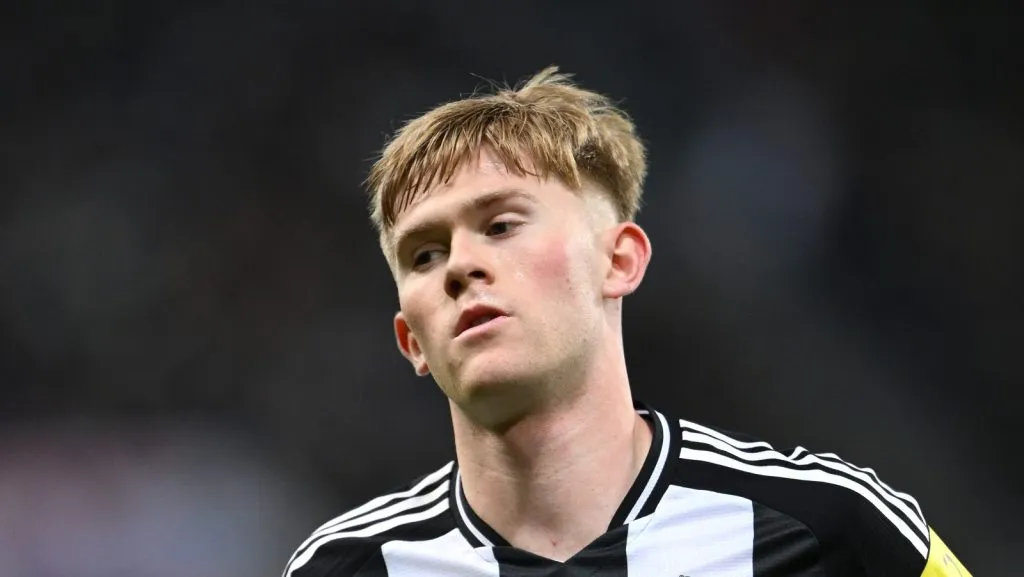 Lewis Hall, do Newcastle United, em ação durante a partida da Premier League entre Newcastle United FC e Wolverhampton Wanderers FC no St James' Park em 15 de janeiro de 2025, em Newcastle upon Tyne, Inglaterra. (Foto de Stu Forster/Getty Images)