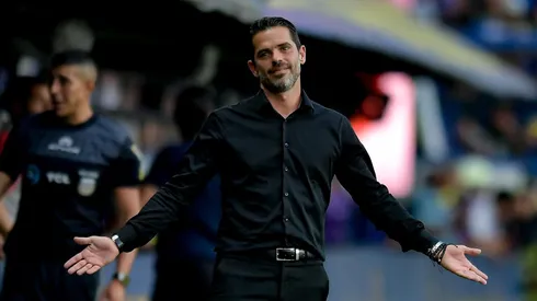 Apesar do apoio oficial do clube, a pressão da torcida e os resultados recentes indicam que sua permanência à frente da equipe pode estar chegando ao fim. (Foto de Marcelo Endelli/Getty Images)