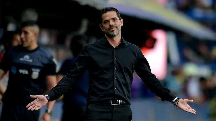 Apesar do apoio oficial do clube, a pressão da torcida e os resultados recentes indicam que sua permanência à frente da equipe pode estar chegando ao fim. (Foto de Marcelo Endelli/Getty Images)