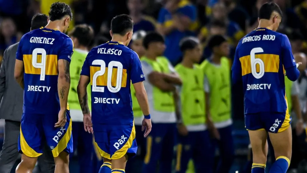 Alan Velasco, do Boca Juniors, e seus companheiros de equipe deixam o campo após perderem uma partida da Copa CONMEBOL Libertadores 2025 entre Boca Juniors e Alianza Lima, no Estádio Alberto J. Armando, em 25 de fevereiro de 2025, em Buenos Aires, Argentina. (Foto de Marcelo Endelli/Getty Images)