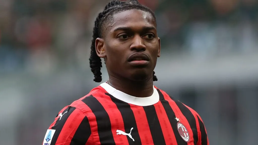 Rafael Leão, alvo do Barcelona, em campo pelo Milan (Photo by Marco Luzzani/Getty Images)